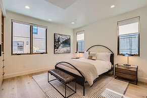 1060 Park Ski Magnificent Mountain Retreat 5 Bedroom Home by RedAwning