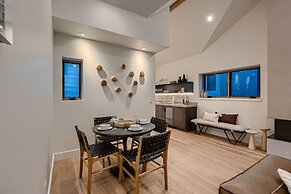 1060 Park Ski Magnificent Mountain Retreat 5 Bedroom Home by RedAwning