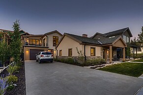 1060 Park Ski Magnificent Mountain Retreat 5 Bedroom Home by RedAwning