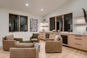 1060 Park Ski Magnificent Mountain Retreat 5 Bedroom Home by RedAwning