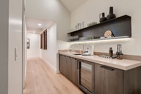 1060 Park Ski Magnificent Mountain Retreat 5 Bedroom Home by RedAwning