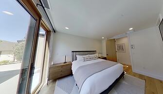 1060 Park Ski Magnificent Mountain Retreat 5 Bedroom Home by RedAwning
