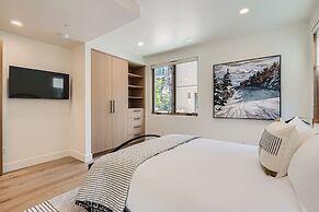 1060 Park Ski Magnificent Mountain Retreat 5 Bedroom Home by RedAwning