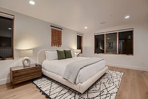 1060 Park Ski Magnificent Mountain Retreat 5 Bedroom Home by RedAwning