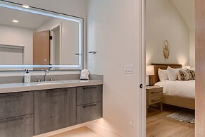 1060 Park Ski Magnificent Mountain Retreat 5 Bedroom Home by RedAwning