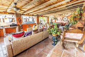 Luxurious Private Cabin Pool Hottub & Fireplace