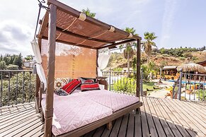 Luxurious Private Cabin Pool Hottub & Fireplace