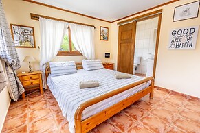 Luxurious Private Cabin Pool Hottub & Fireplace