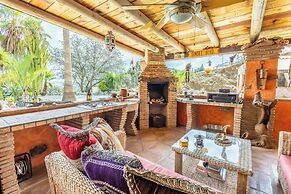 Luxurious Private Cabin Pool Hottub & Fireplace