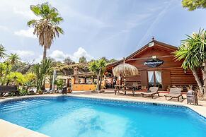 Luxurious Private Cabin Pool Hottub & Fireplace