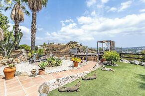 Luxurious Private Cabin Pool Hottub & Fireplace