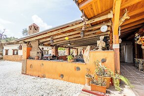 Luxurious Private Cabin Pool Hottub & Fireplace