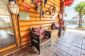 Luxurious Private Cabin Pool Hottub & Fireplace