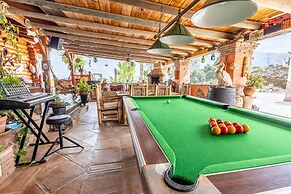 Luxurious Private Cabin Pool Hottub & Fireplace