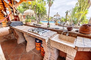 Luxurious Private Cabin Pool Hottub & Fireplace