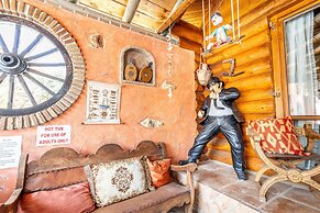 Luxurious Private Cabin Pool Hottub & Fireplace