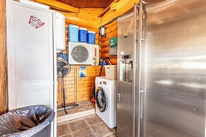 Luxurious Private Cabin Pool Hottub & Fireplace