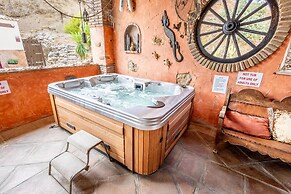 Luxurious Private Cabin Pool Hottub & Fireplace