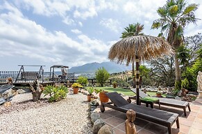 Luxurious Private Cabin Pool Hottub & Fireplace