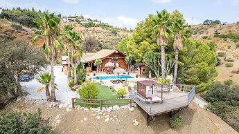 Luxurious Private Cabin Pool Hottub & Fireplace