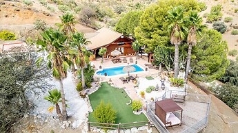 Luxurious Private Cabin Pool Hottub & Fireplace