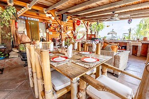 Luxurious Private Cabin Pool Hottub & Fireplace