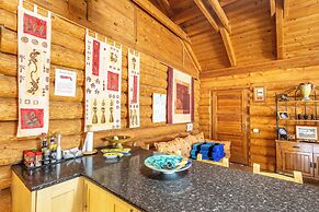 Luxurious Private Cabin Pool Hottub & Fireplace