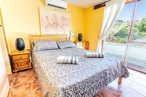 Luxurious Private Cabin Pool Hottub & Fireplace