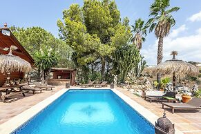 Luxurious Private Cabin Pool Hottub & Fireplace