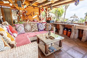 Luxurious Private Cabin Pool Hottub & Fireplace