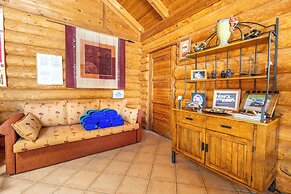 Luxurious Private Cabin Pool Hottub & Fireplace