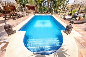 Luxurious Private Cabin Pool Hottub & Fireplace