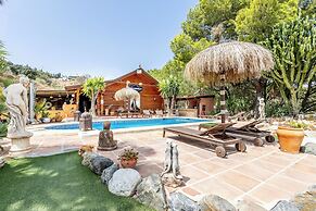 Luxurious Private Cabin Pool Hottub & Fireplace