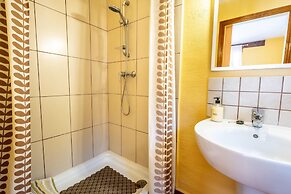 Luxurious Private Cabin Pool Hottub & Fireplace