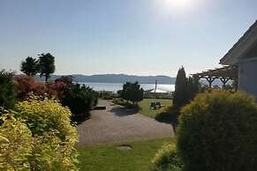 Cottage by the Lake in Nadole