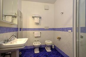 Apartment Overlooking Piombino Beach
