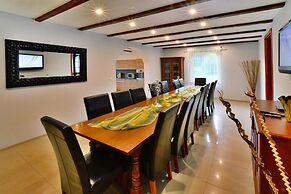Holiday Villa With Nice Garden