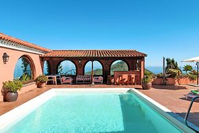 Villa Mansion Bandama With Pool in Santa Brigida