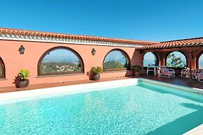 Villa Mansion Bandama With Pool in Santa Brigida