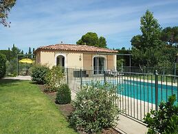 Holiday Home With Pool in L'isle-sur-la-sorgue