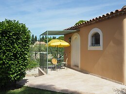 Holiday Home With Pool in L'isle-sur-la-sorgue