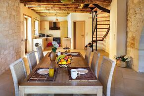 Charming Holiday Home in Maheri