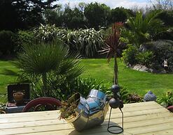Palm Garden Holiday Home Near Coast, Pleubian