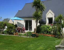 Palm Garden Holiday Home Near Coast, Pleubian