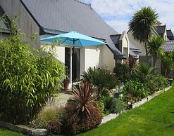 Palm Garden Holiday Home Near Coast, Pleubian