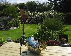 Palm Garden Holiday Home Near Coast, Pleubian