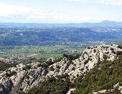 Apartment in Malauctne With Garden
