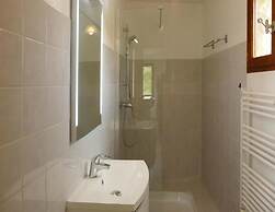 Apartment in Malauctne With Garden