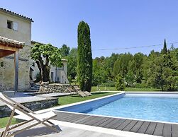 Apartment in Malauctne With Garden