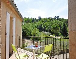 Apartment in Malauctne With Garden